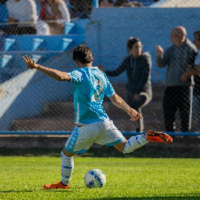 Joueur_tire_Balle_de_foot_Champions-Ball_Foots_Experts