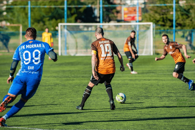 Joueurs jouent ballon foot- taille 5