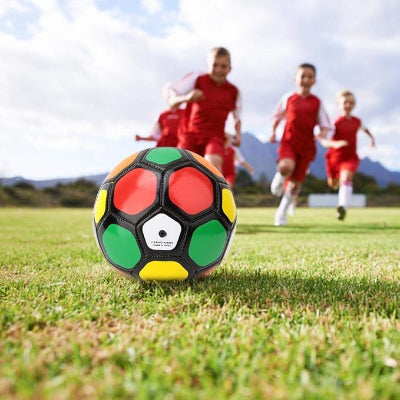 Plusieurs enfants jouent avec ballon de foot multi couleurs
