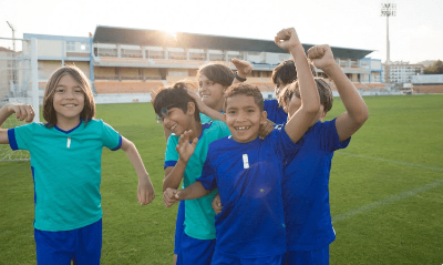 Plusieurs-joueurs-football-contents