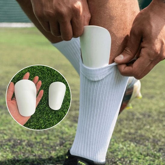 homme mets protege tibia jambe gauche