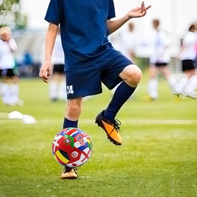 Adolescent joue avec Ballon de foot International Balle