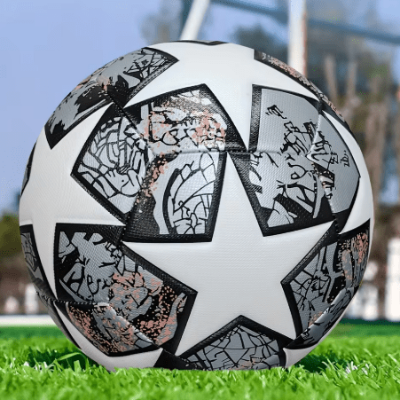 Ballon de foot PrecisionPro sur terrain 