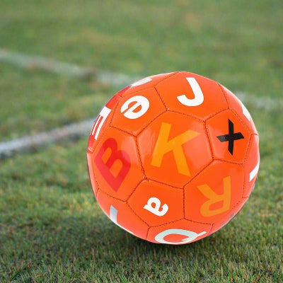 Ballon de football enfant- FootFunKid™ - Orange sur terrain