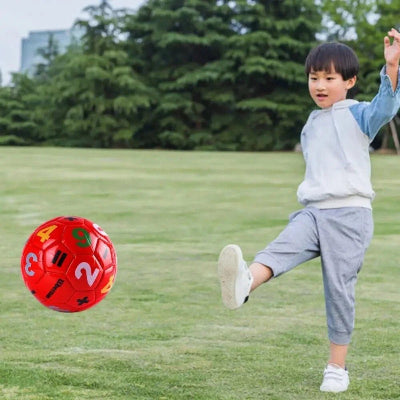 Enfant joue avec Ballon de foot FootFunKid™ - Rouge.