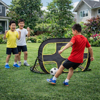 Enfant joue devant la cage de foot