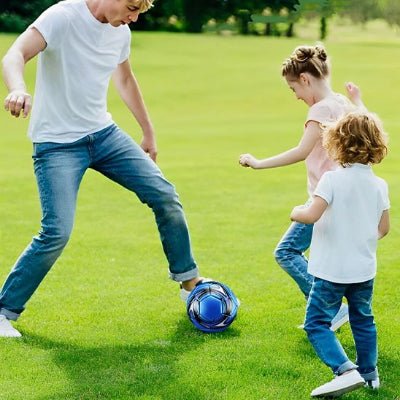 Famille  joue avec ballon foot | Super-Perfection Foots Experts  