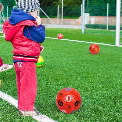 Fille joue avec Ballon de foot FootFunKid™ - Rouge