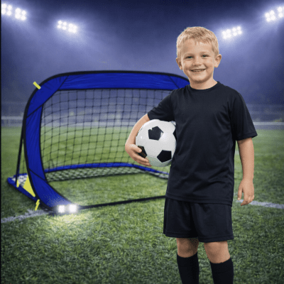 Garçon devant but de foot