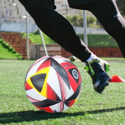 Joueur-joue-avec-Ballon-de-foot-Pro-One-For-Ever