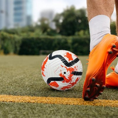 Joueur_de_football_joue_avec_ballons de football 