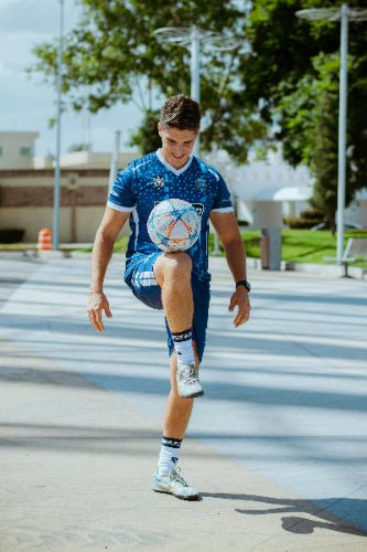 Joueur_jangle_avec_Balle_de_foot_Champions-Ball_Foots_Experts