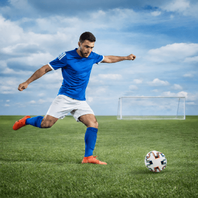 Joueur maillot bleu tire ballon foot