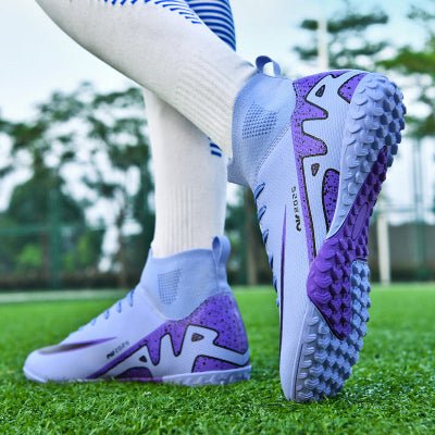 Joueur porte chaussure foot salle Hi-Perform-Futsal-Shoes Foots Experts