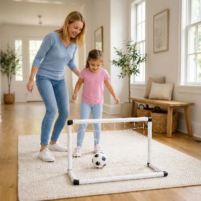 Maman joue avec fille devant cage de foot enfant