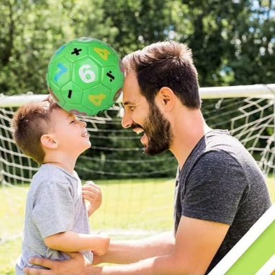 Papa et son fils  jouent avec ballons de football FunKids - Vert