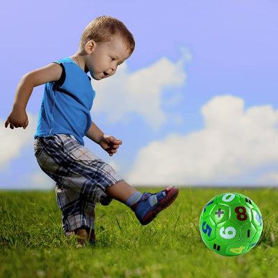Petit garçon joue avec Ballons de football FunKids - Vert