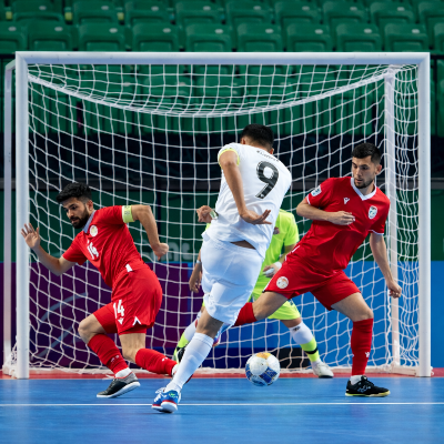 Plusieurs joueurs portent basket foot salle