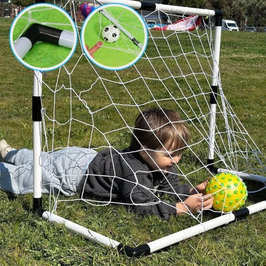 Enfant joue avec ballon de football devant cage de foot | Goalino-Foot-Kids- Foot Expert