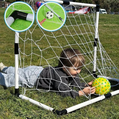 Enfant joue avec ballon de football devant cage de foot | Goalino-Foot-Kids- Foot Expert
