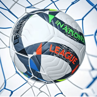 ballon de foot Ligue 1 dans filet du but