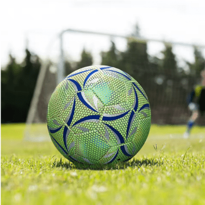 ballon foot sur terrain de gazon