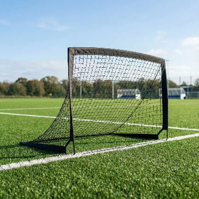 cage de foot noire sur terrain