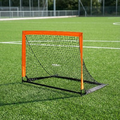 cage de foot rouge sur terrain