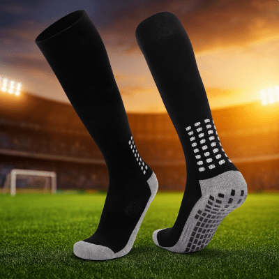 chaussette antidérapante foot noir dans un terrain de foot