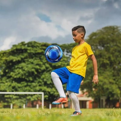 enfant  joue avec ballon foot | Super-Perfection Foots Experts  