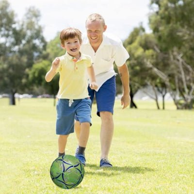 famille joue avec ballon foot