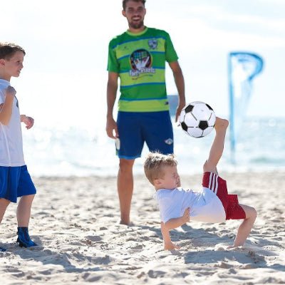 Famille joue avec ballon foot