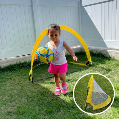 fille joue avec Cage de foot enfant | Pliplicage 