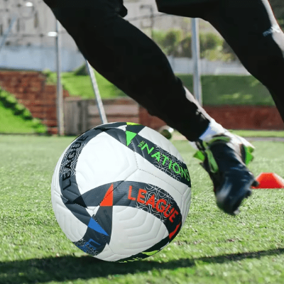 homme joue avec ballon de foot Ligue 1 