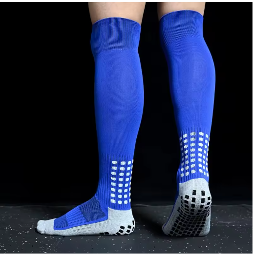homme porte  chaussette antidérapante foot bleu