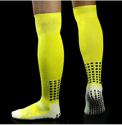 homme porte chaussette antidérapante foot jaune