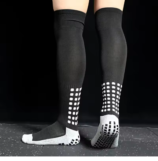 homme porte chaussette antidérapante foot noir