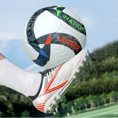 homme tire ballon de foot ligue 1