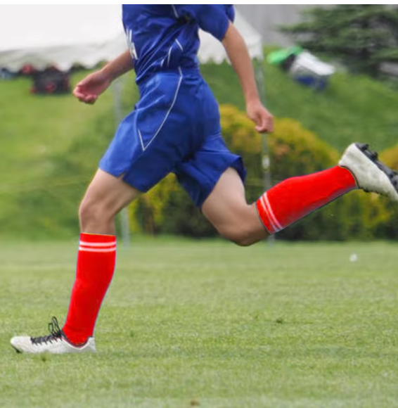homme tire ballon foot