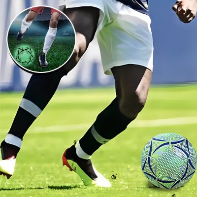 joueur de foot joue avec ballon foot