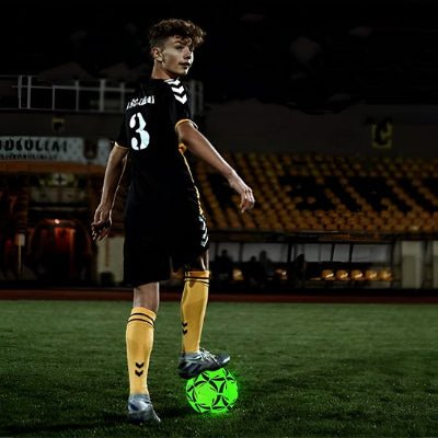 Joueur de football joue avec ballon foot