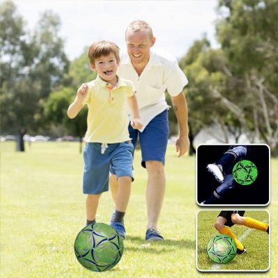 papa et enfant joue avec ballon foot