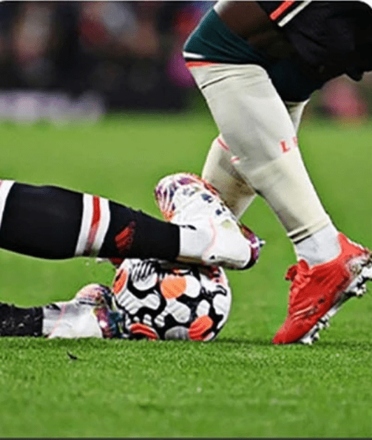Joueur tacle un autre joueur de football