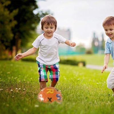 un petit enfant joue avec ballon de football enfant  FootFunKid™  Orange